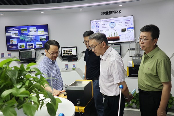 农业村落部信息中心主任王幼兵一行光临玛雅吧调查调研