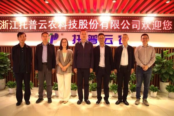 内蒙古自治区农牧业技术推广中心主任胡有林一行赴玛雅吧调查调研