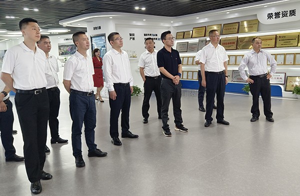 德阳市人大常委会副主任杨芳清、中江县委书记杜尚武率调查组赴玛雅吧调查调研