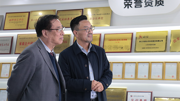 中国农业科学院原院长、中国农业国际合作推进会名望会长翟虎渠光临玛雅吧调查领导