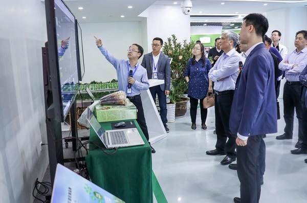 全国人大常委会副委员长丁仲礼光临玛雅吧调查调研