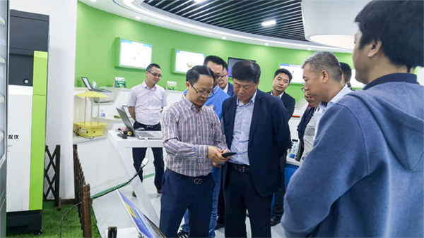 朱副总经理向辅导一行展示通过手机端查看实时监测数据