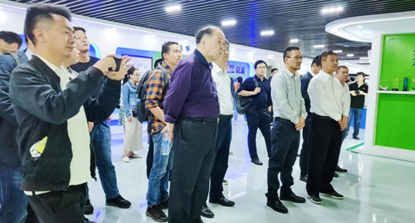 全国农技中心党委书记魏启文一行参观玛雅吧展厅