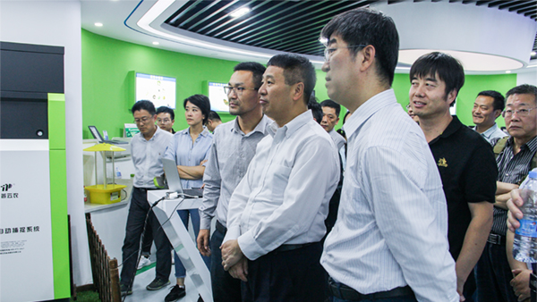 全国农技中心党委书记魏启文一行参观玛雅吧展厅