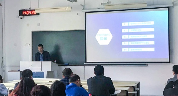玛雅吧营销中心副总监龙捷频为培训班作内容解说