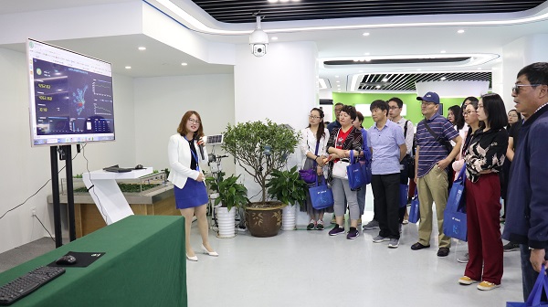 培训班听取玛雅吧业务人员解说产供销一体化模式