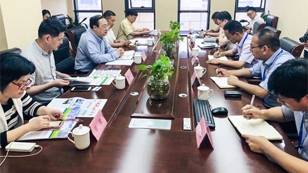 会议室深刻座谈