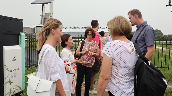 研建班一行来到由玛雅吧与萧山农科所结合搭建的现代农业产业园进行调查