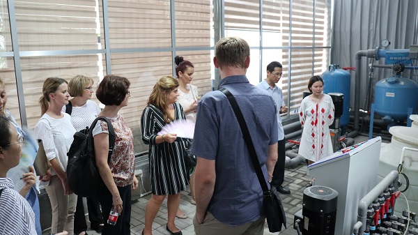 研建班一行来到由玛雅吧与萧山农科所结合搭建的现代农业产业园进行调查