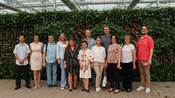 研建班一行合影留想