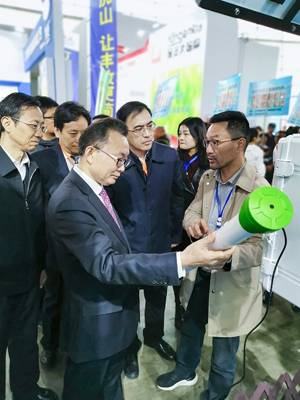 玛雅吧董事长陈渝阳向刘天金主任介绍智能泥土墒情监测设备