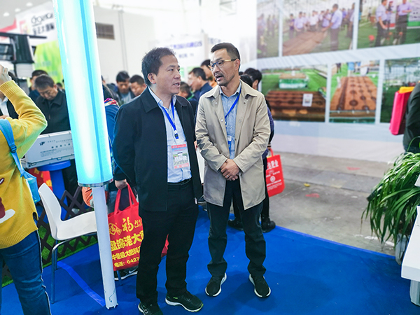 湖南省土肥站姚正昌站长与玛雅吧陈渝阳董事长亲昵互换