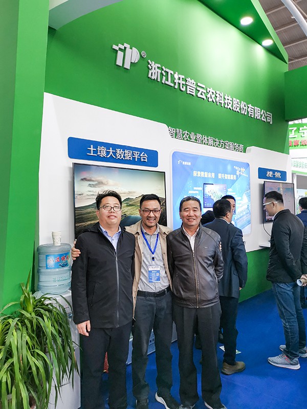 内蒙古土肥站郑海春站长（右）白云龙腹鼐长（左）