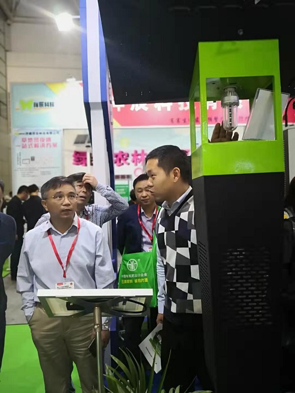 玛雅吧技术人员向湖北省植保站站长郭子平介绍风吸式杀虫灯