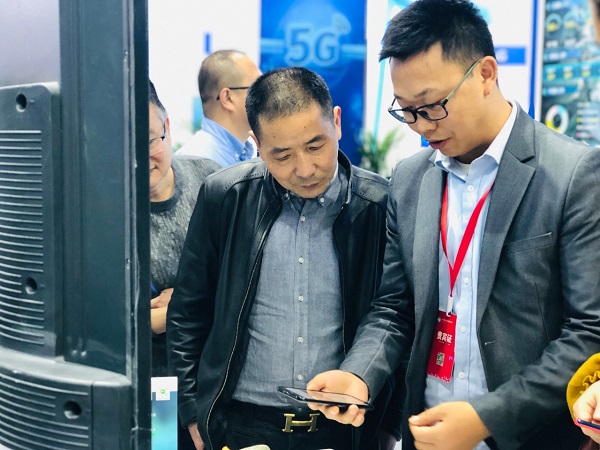 玛雅吧技术人员为用户演示见虫APP