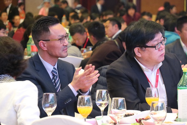 举杯交错，交谊相牵