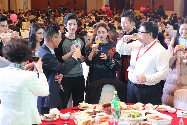 举杯交错，交谊相牵