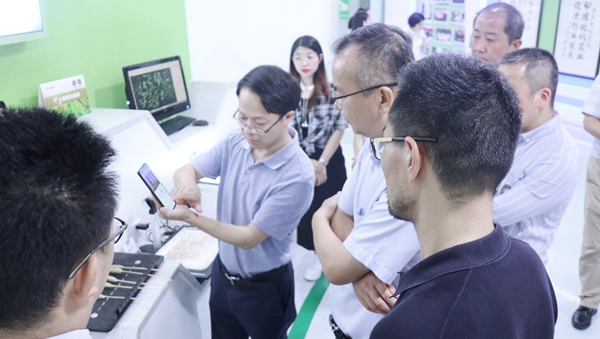 荆门市科技局局长赵喜凯一行光临玛雅吧调查调研1