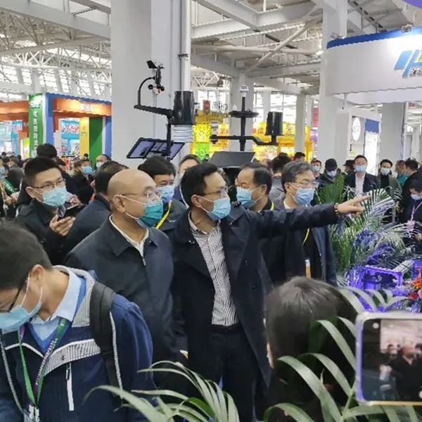 农业村落部种植业治理司潘文博司长、全国农技中心魏启文主任、中国农业技术推广协会陈生斗会长一行光临玛雅吧展位