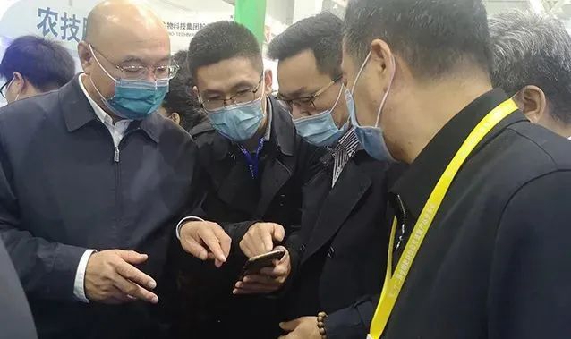 农业村落部种植业治理司司长潘文博（左一）一行履历“土肥管家APP”