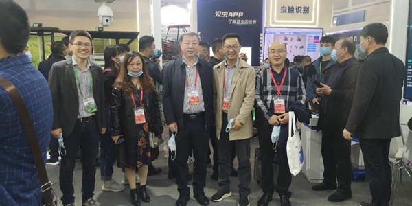 西藏农业技术推广服务中心陈俐站长（左二）、山西植保植检总站杨军站长（左三）和张武云腹鼐长（右一）一行光临玛雅吧展位