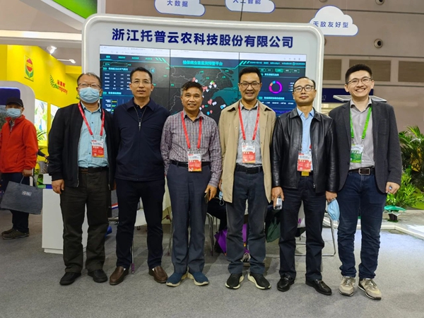 四川省农业村落厅植物；ふ疽抡境ぃㄓ叶）、湖北省植物；ぷ苷竟悠秸境ぃㄗ笕⑻旖蚴信┮捣⒄狗务中心徐建波副部长（左一）、湖北省植物；ぷ苷局芑喔关境ぃㄗ蠖）光临玛雅吧展位