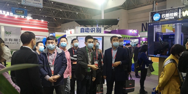 辽宁省绿色农业技术中心宋国柱主任、孟威副主任、张万民科长光临玛雅吧展位