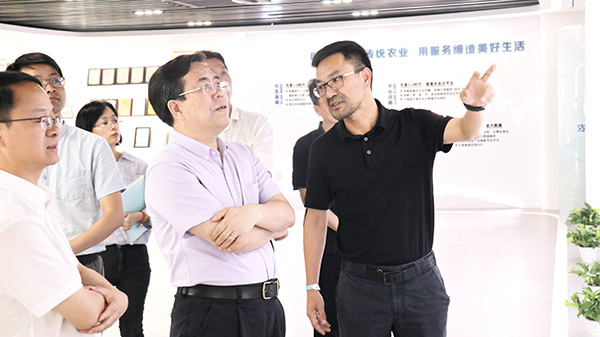 应义斌教授一行参观玛雅吧数字三农展厅