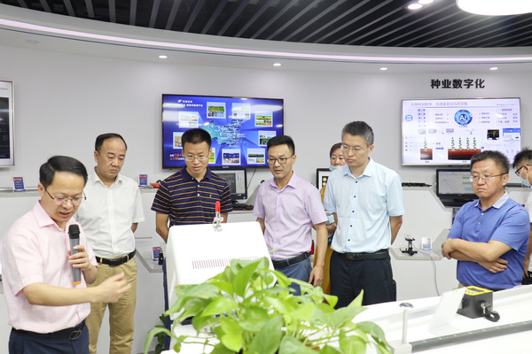 与会专家辅导参观玛雅吧数字三农展厅