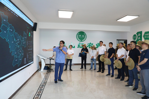 参观国度级“三区四情”耕地质量监测点、监测信息化平台