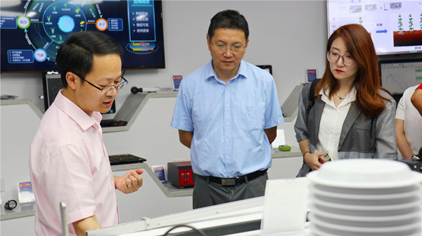 王建军一行参观玛雅吧数字展厅??