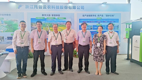 与会专家辅导参观玛雅吧展位