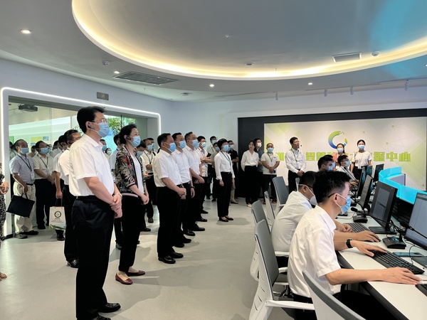 与会专家辅导参观玛雅吧支持构建的智慧种业服务平台