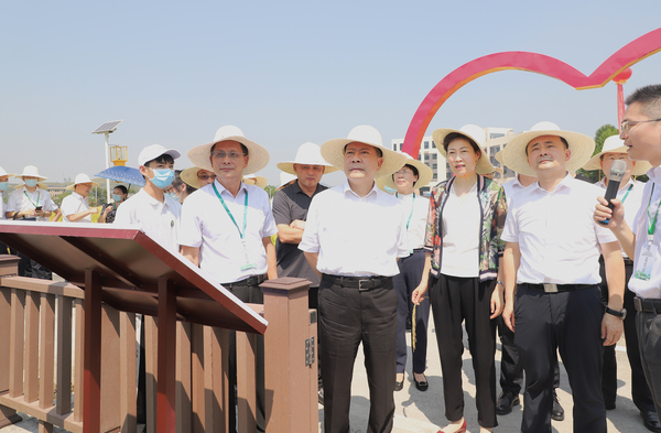 与会专家辅导参观玛雅吧支持构建的智慧种业服务平台