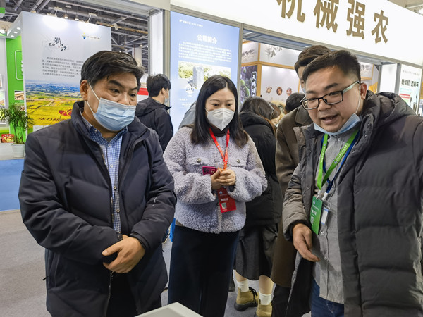 浙江省农技推广中心副主任吴海平（左一），副主任金晶（中）_副本.jpg