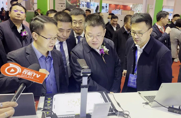 浙江省农业村落厅党组书记、厅长王通林光临玛雅吧展位