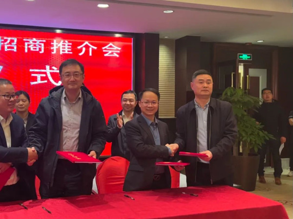 智慧农业钻研院院长朱旭华与贵州省山地农业机械钻研所进行项目签约